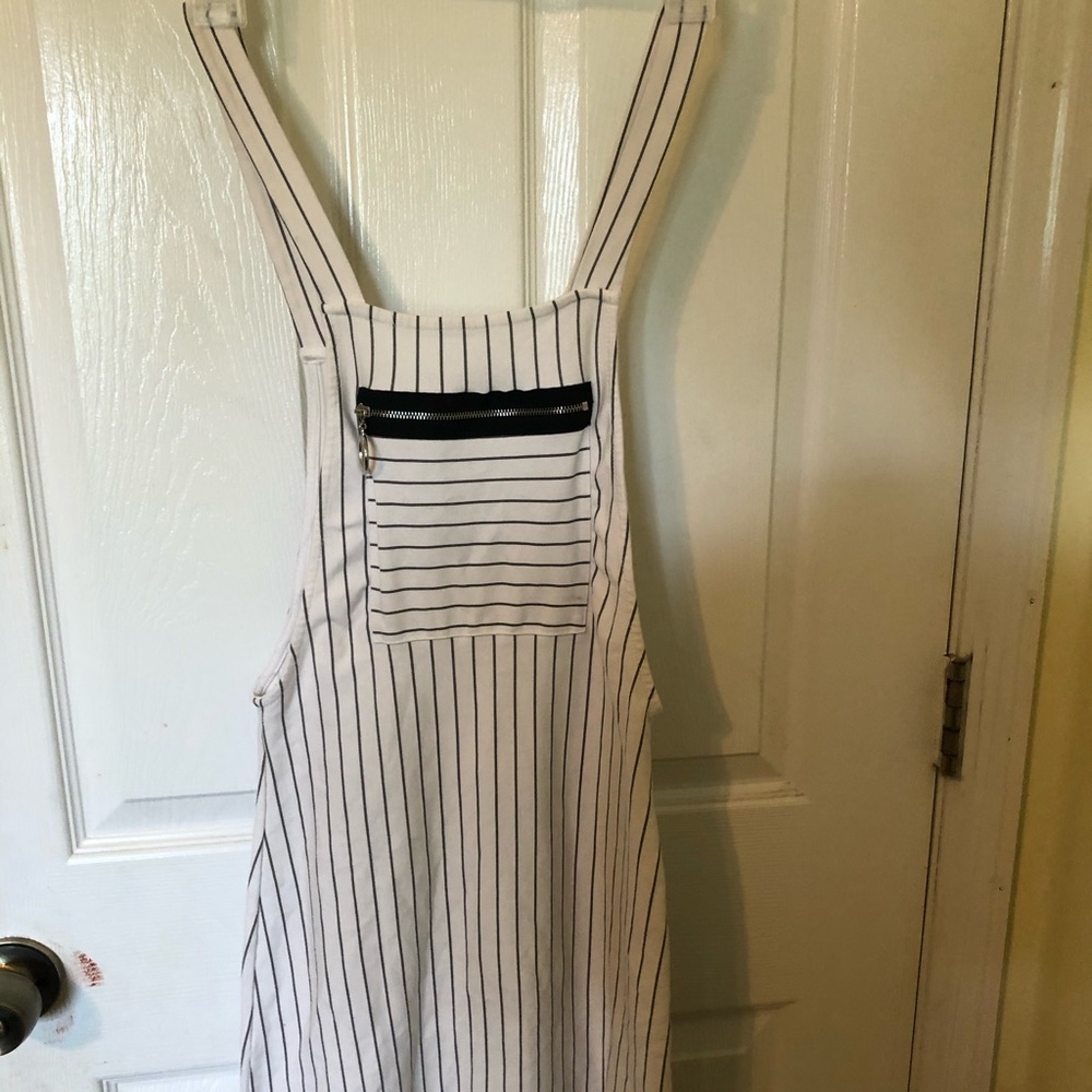 B/W dress with a zipper pocket in the front